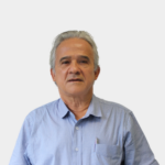 Professor Gabriel Ordoñez Plata of the School of Electrical, Electronics, and Telecommunications Engineering is presented to the general public and the educational community. The photo was taken in close-up, with a white background, and the professor is positioned in the center.