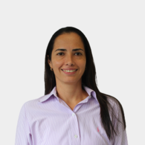Professor Ana Beatriz Ramírez Silva of the School of Electrical, Electronics, and Telecommunications Engineering is presented to the general public and the educational community. The photo was taken in close-up, with a white background, and the professor is positioned in the center.