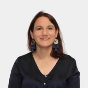 Professor Debora Nabarlatz of the School of Chemical Engineering is presented to the general public and the educational community. The photo was taken in close-up, with a white background, and the professor is positioned in the center.