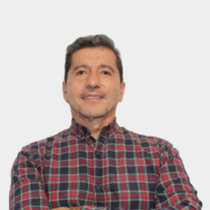 Professor Humberto Escalante of the School of Chemical Engineering is presented to the general public and the educational community. The photo was taken in close-up, with a white background, and the professor is positioned in the center.