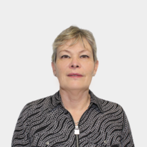 The professor of the School of Economics and Administration, Josefa Ramoni Perazzi, is presented to the general public and the educational community. The photo was taken in close-up, on a white background, with the professor in the center.