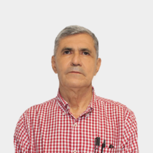 Professor Crisostomo Barajas Ferreira of the School of Chemical Engineering is presented to the general public and the educational community. The photo was taken in close-up, with a white background, and the professor is positioned in the center.