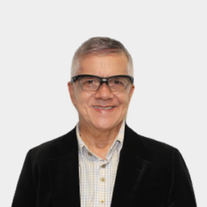 The professor of the School of Economics and Administration, Fernando Estrada Gallego, is presented to the general public and the educational community. The photo was taken in close-up, on a white background, with the professor in the center.