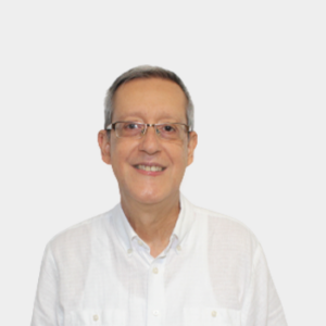 Professor Ramiro Martinez of the School of Chemical Engineering is presented to the general public and the educational community. The photo was taken in close-up, with a white background, and the professor is positioned in the center.