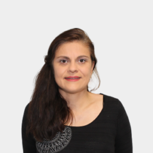 Professor Luz Marina Ballesteros Rueda of the School of Chemical Engineering is presented to the general public and the educational community. The photo was taken in close-up, with a white background, and the professor is positioned in the center.