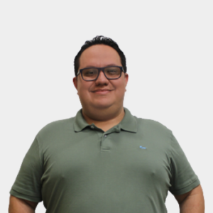 The professor of the School of Petroleum Engineering, Erik Giovany Montes Paez, is presented to the general public and the educational community. The photo was taken in close-up, with a white background, and the professor is situated in the center.