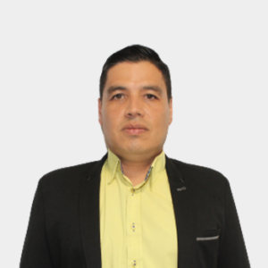 Professor Hernando Guerrero of the School of Chemical Engineering is presented to the general public and the educational community. The photo was taken in close-up, with a white background, and the professor is positioned in the center.