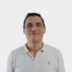 Professor Luis Lopez of the School of Chemical Engineering is presented to the general public and the educational community. The photo was taken in close-up, with a white background, and the professor is positioned in the center.