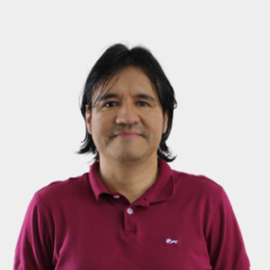 Professor Giovanni Morales of the School of Chemical Engineering is presented to the general public and the educational community. The photo was taken in close-up, with a white background, and the professor is positioned in the center.