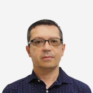 The professor of the School of Metallurgical Engineering, Mauricio Rincón Ortiz, is presented to the general public and the educational community. The photo was taken in close-up, on a white background, with the professor in the center.