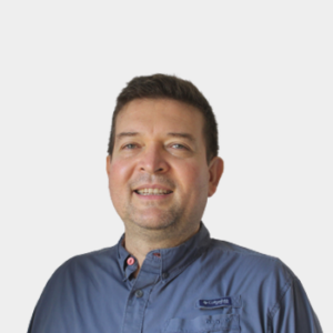 The general public and the educational community are introduced to Professor Jorge Francisco Maldonado Serrano from the School of Philosophy. The photo was taken in close-up, on a white background, with the professor positioned in the center.