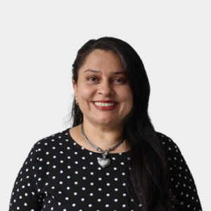 The professor of the School of Nursing, Mayut Delgado Galeano, is introduced to the general public and the educational community. Master's in Nursing. The photo was taken in close-up, with a white background, and the professor is situated in the center.