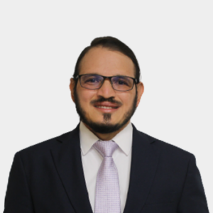 The professor of the School of Petroleum Engineering, Germán González Silva, is presented to the general public and the educational community. The photo was taken in close-up, with a white background, and the professor is situated in the center.