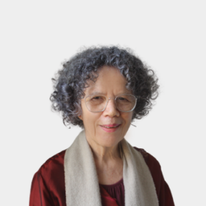 The general public and the educational community are introduced to Professor Mónica Marcela Jaramillo Ramírez from the School of Philosophy. The photo was taken in close-up, on a white background, with the professor positioned in the center.