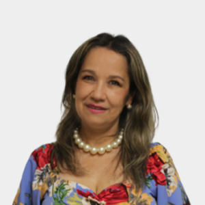 The professor of the School of Petroleum Engineering, Zuly Himelda Calderón Carrillo, is presented to the general public and the educational community. The photo was taken in close-up, with a white background, and the professor is situated in the center.