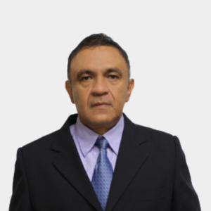 The professor of the School of Petroleum Engineering, Julio César Pérez Angulo, is presented to the general public and the educational community. The photo was taken in close-up, with a white background, and the professor is situated in the center.