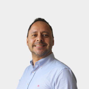 The general public and the educational community are introduced to Professor Rafael Gonzalo Angarita from the School of Philosophy. The photo was taken in close-up, on a white background, with the professor positioned in the center.