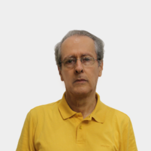 The professor of the School of Arts and Music, Julián Illera Sarria, is presented to the general public and the educational community. The photo was taken in close-up, on a white background, and the professor is positioned in the center.