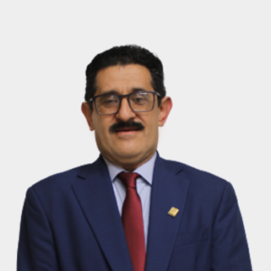 The professor of the School of Petroleum Engineering, Emiliano Ariza León, is presented to the general public and the educational community. The photo was taken in close-up, with a white background, and the professor is situated in the center.