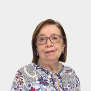 The professor of the School of Languages, Mónica Ferrada de Manosalva, is presented to the general public and the educational community. The photo was taken in close-up, on a white background, with the professor in the center.