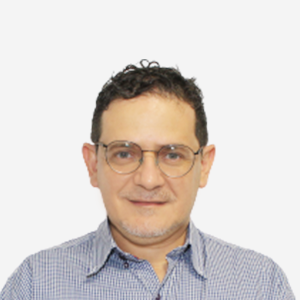 The professor of the School of History, William Elvis Plata Quezada, is presented to the general public and the educational community. The photo was taken in close-up, with a white background, and the professor is situated in the center.