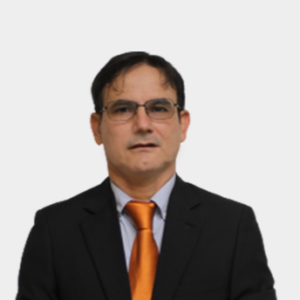 The professor of the School of Petroleum Engineering, Adan Yovani León Bermudez, is presented to the general public and the educational community. The photo was taken in close-up, with a white background, and the professor is situated in the center.