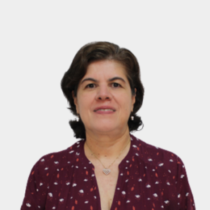 The professor of the School of Physiotherapy, María Solange Patiño Segura, is presented to the general public and the educational community. The photo was taken in close-up, with a white background, and the professor is positioned in the center.
