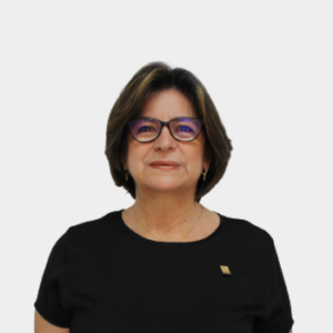 The professor of the School of Physiotherapy, Aminta Stella Casas Sánchez, is presented to the general public and the educational community. The photo was taken in close-up, with a white background, and the professor is positioned in the center.