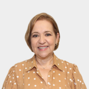 The professor of the School of Education, Sonia Gómez Benítez, is presented to the general public and the educational community. The photo was taken in close-up, with a white background, and the professor is positioned in the center.