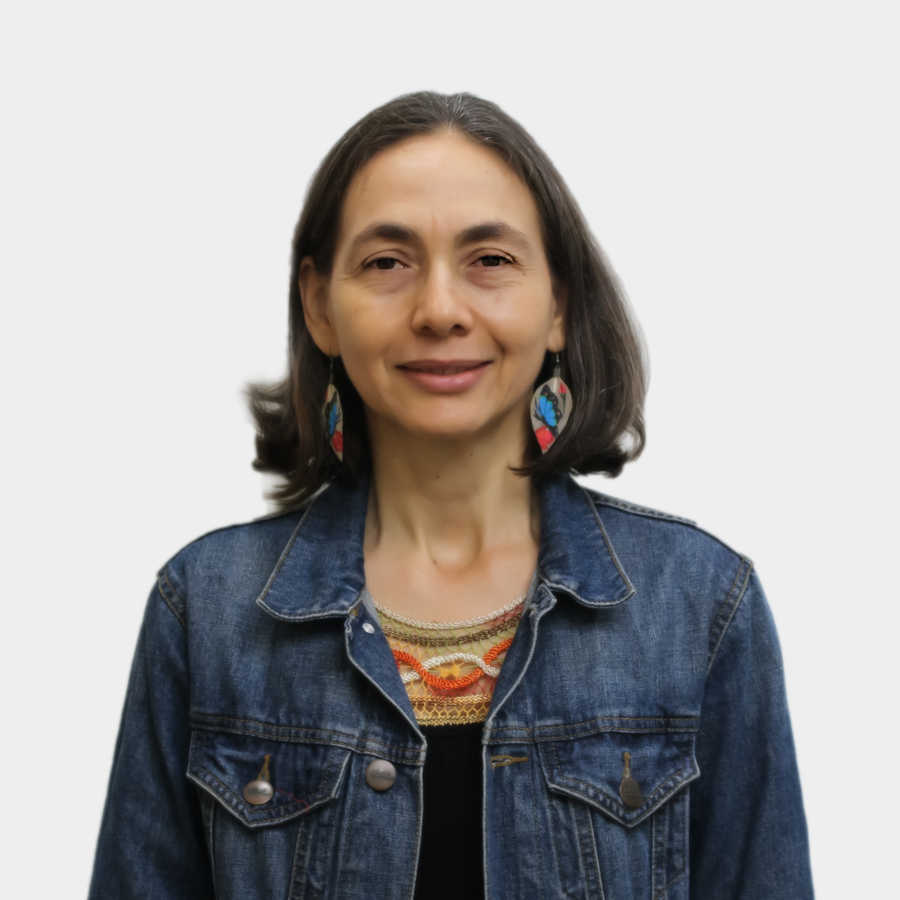 The professor of the School of Social Work, Raquel Méndez Villamizar, is presented to the general public and the educational community. The photo was taken in close-up, with a white background, and the professor is positioned in the center.