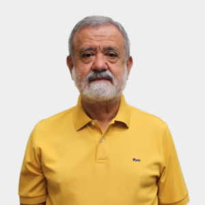 The professor of the School of Social Work, Juan Manuel Latorre Carvajal, is presented to the general public and the educational community. The photo was taken in close-up, with a white background, and the professor is positioned in the center.