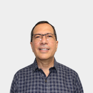 The professor of the School of Education, José Manuel de la Esperanza Franco Serrano, is presented to the general public and the educational community. The photo was taken in close-up, with a white background, and the professor is positioned in the center.