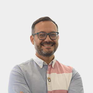 The professor of the School of Law and Political Science, Diego Hernando Hernández Velásquez, is presented to the general public and the educational community. The photo was taken in close-up, with a white background, and the professor is positioned in the center.