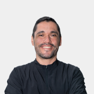Foto tomada en primer plano donde aparece el profesor Luis Javier Lopez ubicado en el centro.