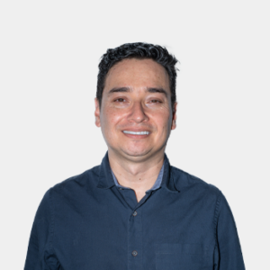 Professor Carlos Augusto Fajardo Ariza of the School of Electrical, Electronics, and Telecommunications Engineering is presented to the general public and the educational community. The photo was taken in close-up, with a white background, and the professor is positioned in the center.