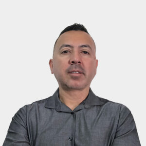 The photo was taken in close-up, against a white background, with the professor Jhon Jairo Briceño situated in the center.