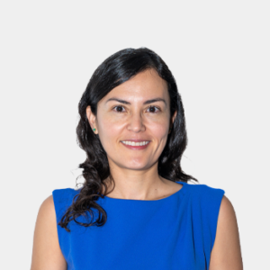 Foto tomada en primer plano donde aparece la profesora Viviana Sánchez Torres ubicada en el centro.