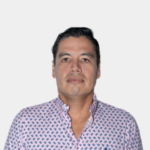 Fotografía en primer plano donde el profesor Hernando Guerrero Amaya aparece en el centro.