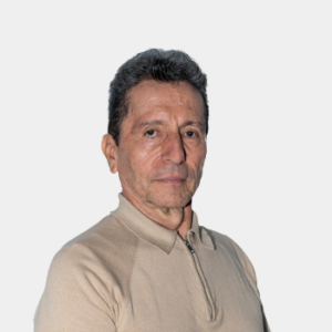 Fotografía en primer plano donde el profesor Humberto Escalante Hernández aparece en el centro.