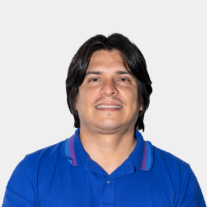 Fotografía en primer plano donde el profesor Gustavo Emilio Ramirez aparece en el centro.
