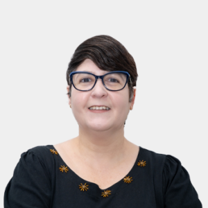The photo was taken in the foreground, white background and Professor Ana Maria Pérez is in the center.