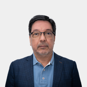 The professor of the School of Metallurgical Engineering, Dario Yesid Peña Ballesteros, is presented to the general public and the educational community. The photo was taken in close-up, on a white background, with the professor in the center.