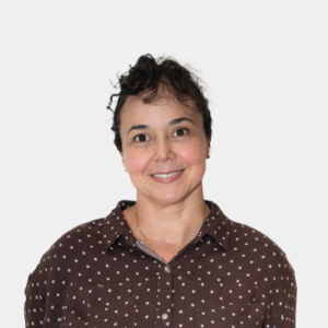The professor of the School of Languages, Heidy Alegría Gutiérrez León, is presented to the general public and the educational community. The photo was taken in close-up, on a white background, with the professor in the center.