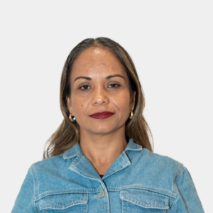 The professor of the School of Languages, Luz Mary Quintero, is presented to the general public and the educational community. The photo was taken in close-up, on a white background, with the professor in the center.