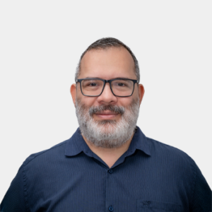 The professor of the School of Metallurgical Engineering, Pedro Luis Delvasto Angarita, is presented to the general public and the educational community. The photo was taken in close-up, on a white background, with the professor in the center.