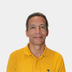 The professor of the School of Languages, Rafael Alberto Barragán Gómez, is presented to the general public and the educational community. The photo was taken in close-up, on a white background, with the professor in the center.