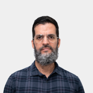 The photo was taken in the foreground, white background and Professor Sergio Blanco is located in the center.
