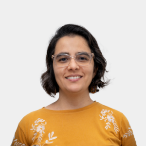 The photo was taken in the foreground, white background and Professor Viviana Raquel Guiza is located in the center.