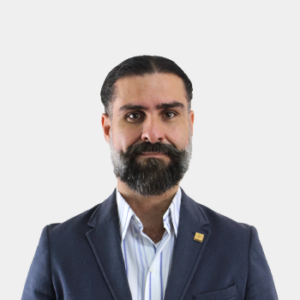 La foto fue tomada en primer plano, fondo blanco y el profesor Carlos Jesus Muvdi esta situado en el centro.