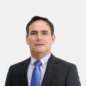 The professor of the School of Petroleum Engineering, Adan Yovani León Bermudez, is presented to the general public and the educational community. The photo was taken in close-up, with a white background, and the professor is situated in the center.